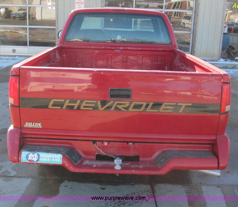 image for item E5872 1995 Chevrolet S10 LS Extended Cab pickup truck