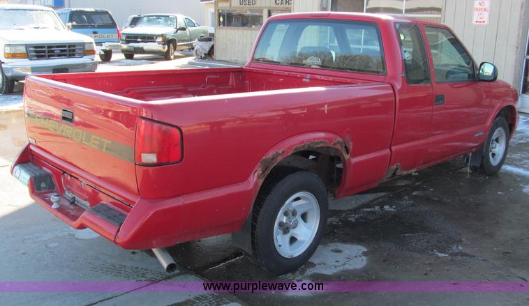 image for item E5872 1995 Chevrolet S10 LS Extended Cab pickup truck