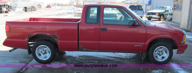 image for item E5872 1995 Chevrolet S10 LS Extended Cab pickup truck