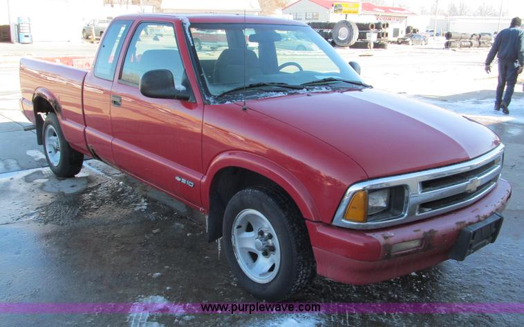 image for item E5872 1995 Chevrolet S10 LS Extended Cab pickup truck