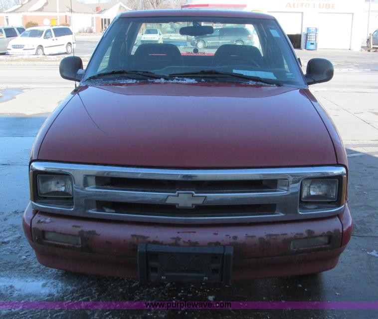 image for item E5872 1995 Chevrolet S10 LS Extended Cab pickup truck