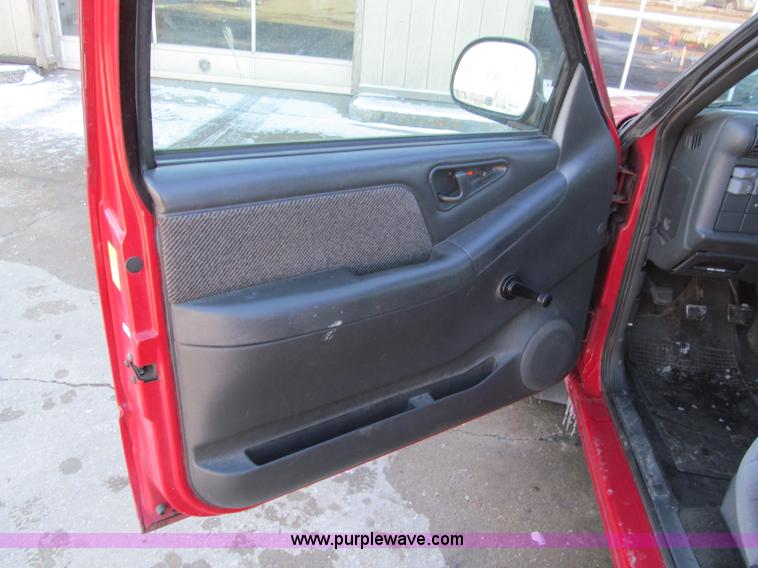 image for item E5872 1995 Chevrolet S10 LS Extended Cab pickup truck