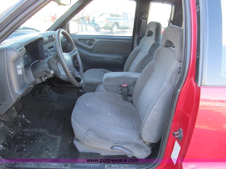 image for item E5872 1995 Chevrolet S10 LS Extended Cab pickup truck