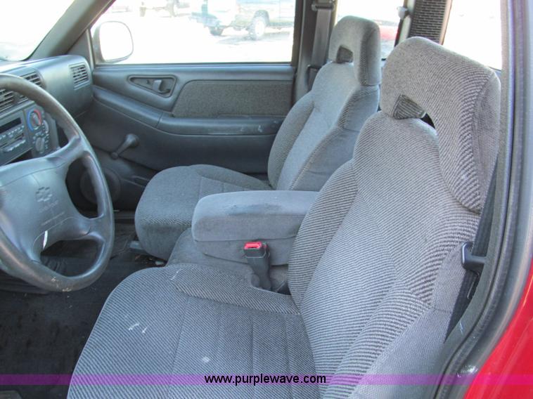 image for item E5872 1995 Chevrolet S10 LS Extended Cab pickup truck