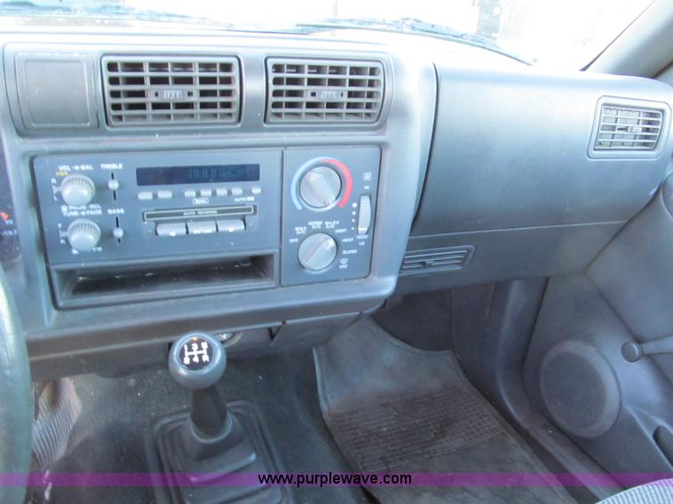 image for item E5872 1995 Chevrolet S10 LS Extended Cab pickup truck