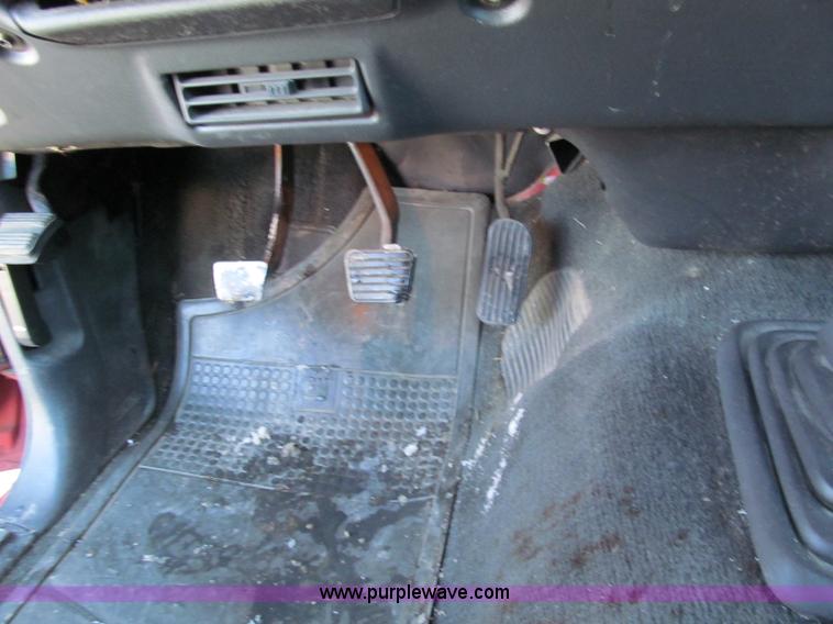 image for item E5872 1995 Chevrolet S10 LS Extended Cab pickup truck