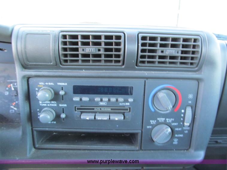 image for item E5872 1995 Chevrolet S10 LS Extended Cab pickup truck