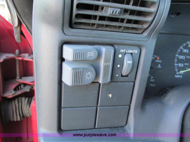 image for item E5872 1995 Chevrolet S10 LS Extended Cab pickup truck