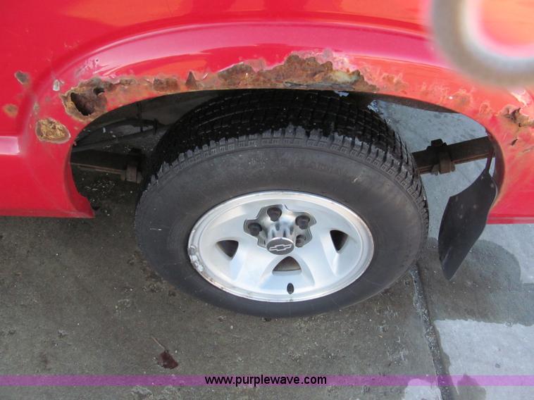 image for item E5872 1995 Chevrolet S10 LS Extended Cab pickup truck