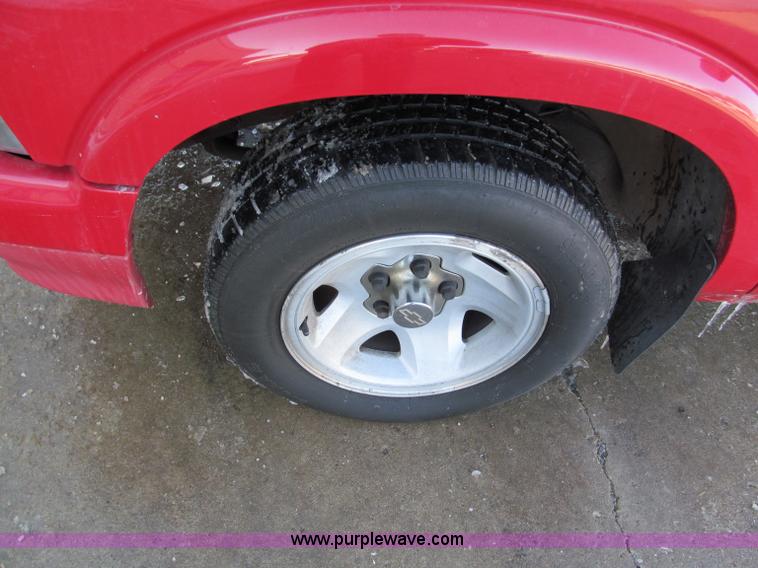 image for item E5872 1995 Chevrolet S10 LS Extended Cab pickup truck