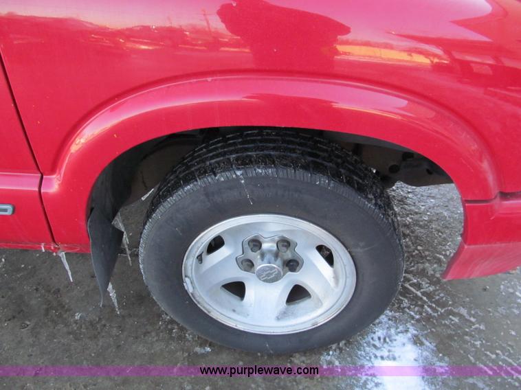 image for item E5872 1995 Chevrolet S10 LS Extended Cab pickup truck