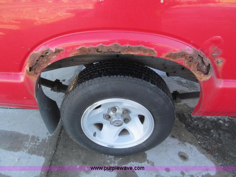 image for item E5872 1995 Chevrolet S10 LS Extended Cab pickup truck