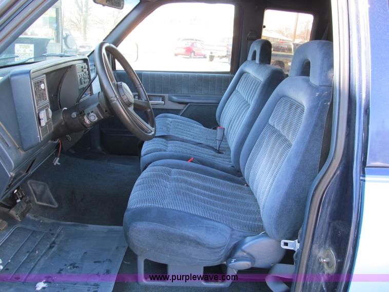 image for item E5873 1993 Chevrolet 1500 Extended Cab pickup truck