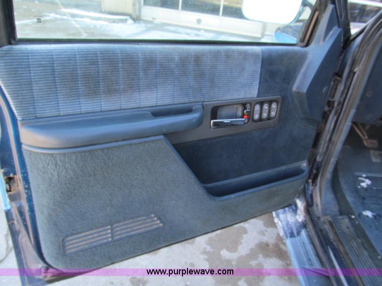 image for item E5873 1993 Chevrolet 1500 Extended Cab pickup truck
