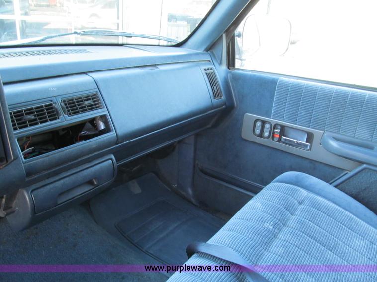 image for item E5873 1993 Chevrolet 1500 Extended Cab pickup truck