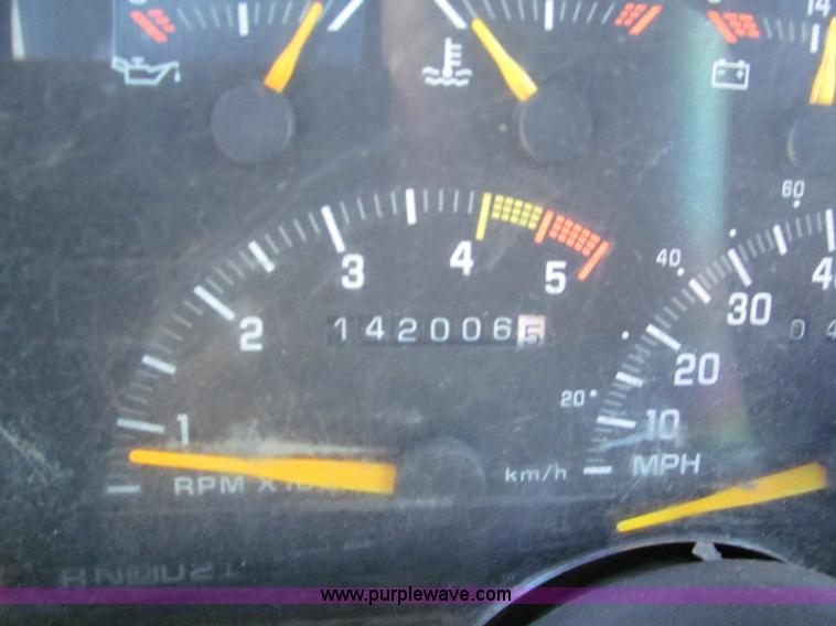 image for item E5873 1993 Chevrolet 1500 Extended Cab pickup truck