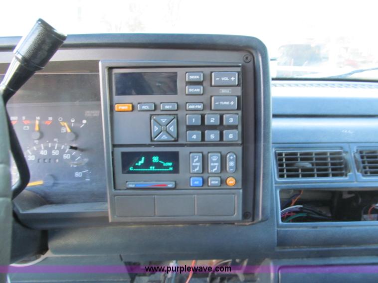 image for item E5873 1993 Chevrolet 1500 Extended Cab pickup truck