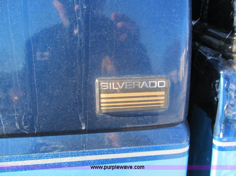 image for item E5873 1993 Chevrolet 1500 Extended Cab pickup truck