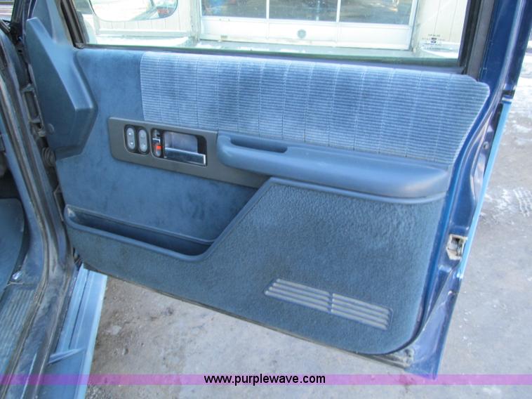 image for item E5873 1993 Chevrolet 1500 Extended Cab pickup truck