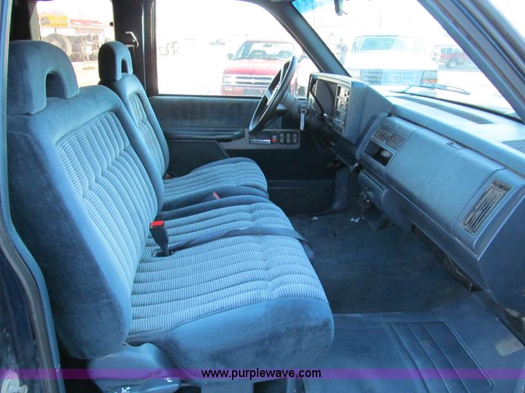 image for item E5873 1993 Chevrolet 1500 Extended Cab pickup truck
