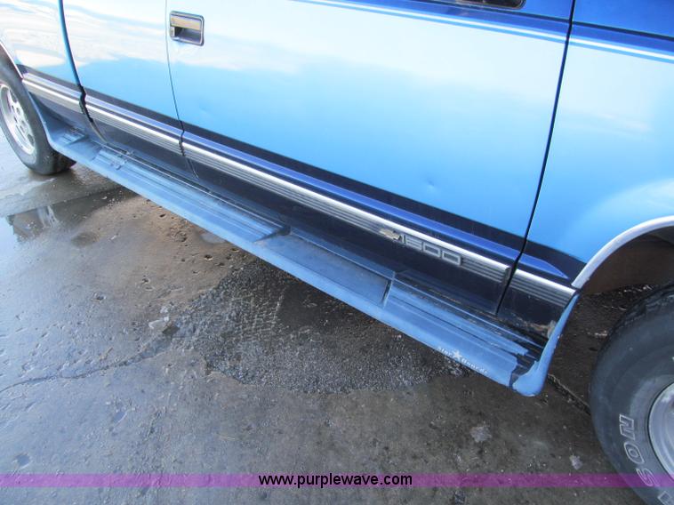 image for item E5873 1993 Chevrolet 1500 Extended Cab pickup truck