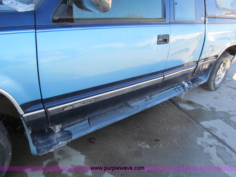 image for item E5873 1993 Chevrolet 1500 Extended Cab pickup truck