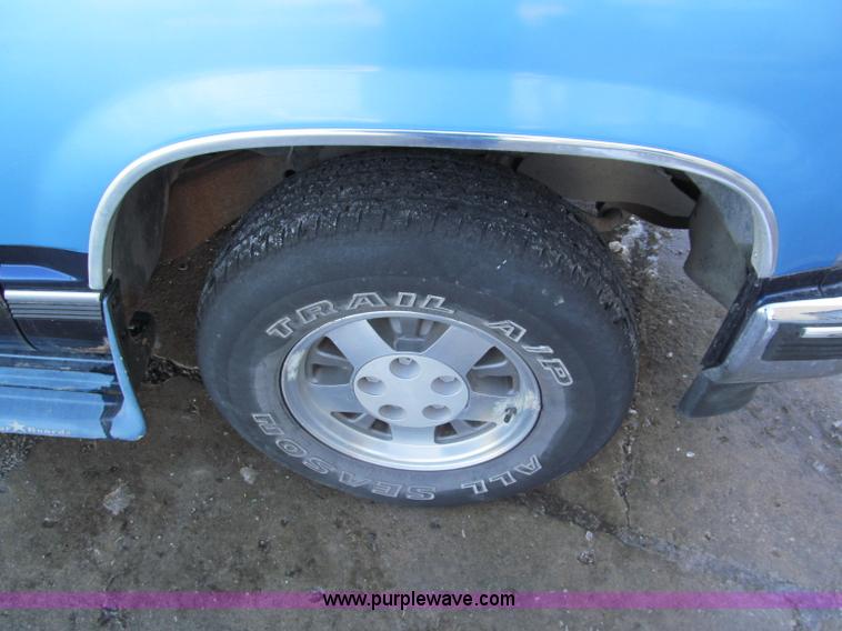 image for item E5873 1993 Chevrolet 1500 Extended Cab pickup truck