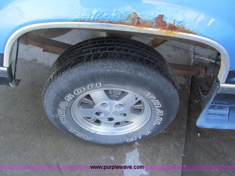 image for item E5873 1993 Chevrolet 1500 Extended Cab pickup truck