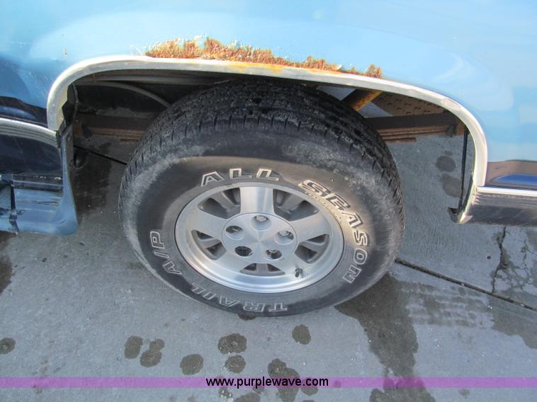 image for item E5873 1993 Chevrolet 1500 Extended Cab pickup truck