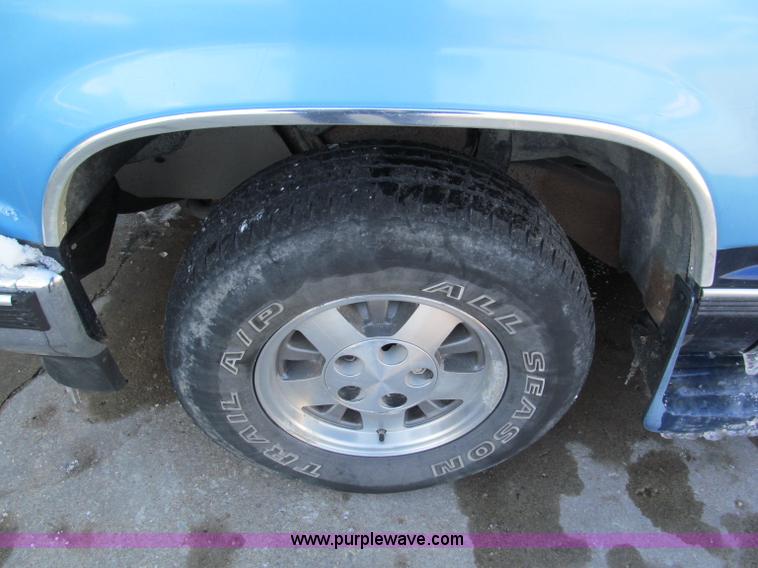 image for item E5873 1993 Chevrolet 1500 Extended Cab pickup truck