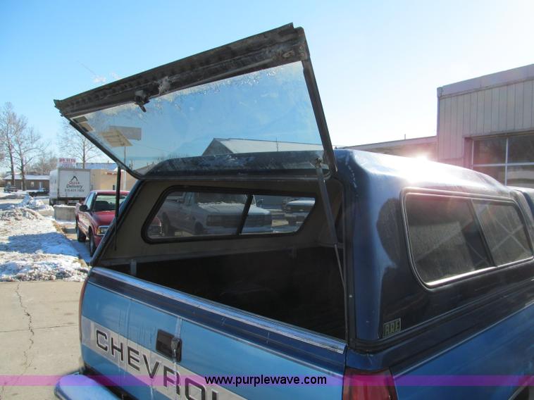 image for item E5873 1993 Chevrolet 1500 Extended Cab pickup truck