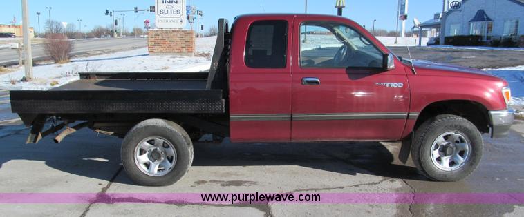 image for item E5875 1997 Toyota T100 DX Xtracab flatbed pickup truck