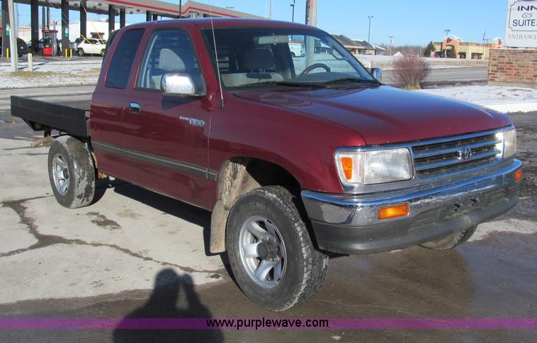 image for item E5875 1997 Toyota T100 DX Xtracab flatbed pickup truck