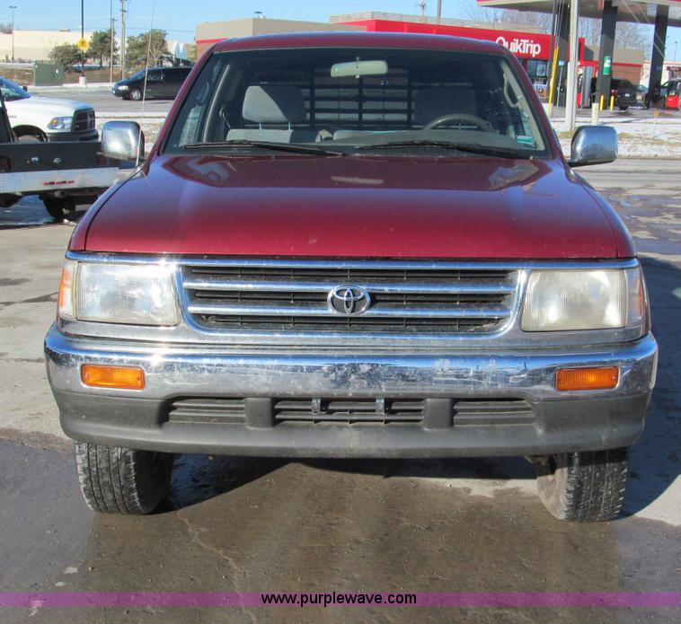 image for item E5875 1997 Toyota T100 DX Xtracab flatbed pickup truck