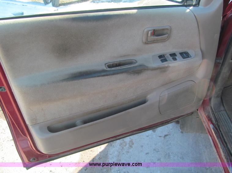 image for item E5875 1997 Toyota T100 DX Xtracab flatbed pickup truck