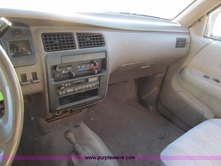 image for item E5875 1997 Toyota T100 DX Xtracab flatbed pickup truck