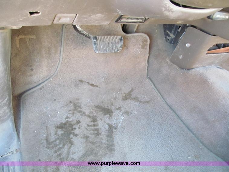 image for item E5875 1997 Toyota T100 DX Xtracab flatbed pickup truck