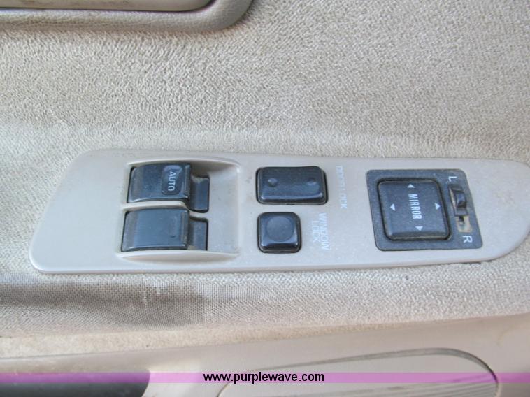 image for item E5875 1997 Toyota T100 DX Xtracab flatbed pickup truck