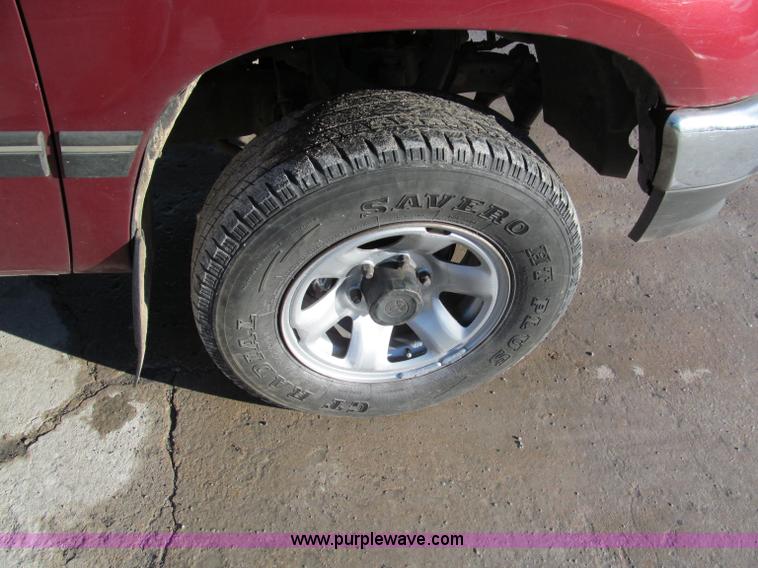 image for item E5875 1997 Toyota T100 DX Xtracab flatbed pickup truck