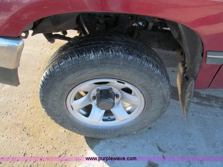 image for item E5875 1997 Toyota T100 DX Xtracab flatbed pickup truck