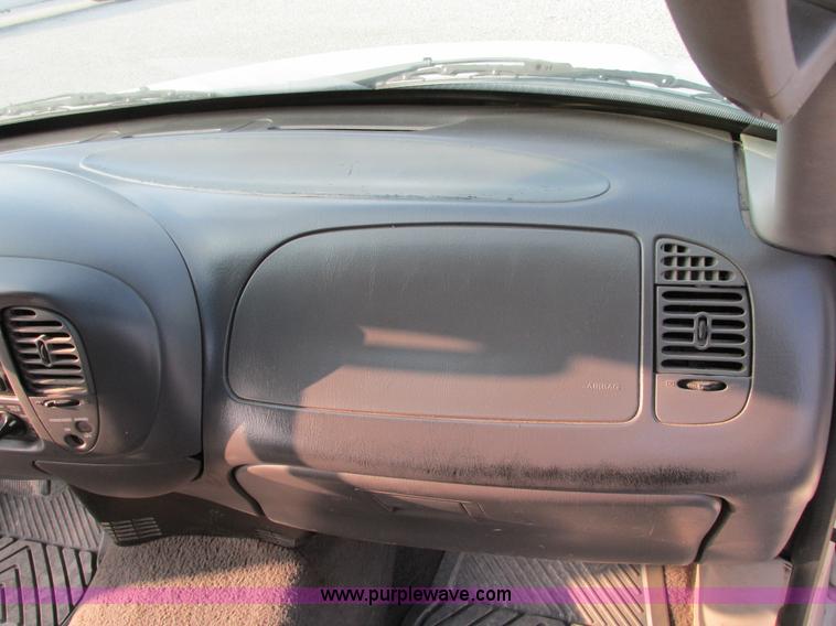 image for item F4046 2004 Ford F150 XLT SuperCab pickup truck