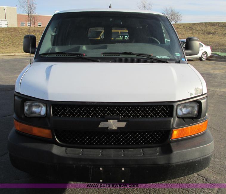 image for item F4171 2004 Chevrolet Express 3500 van