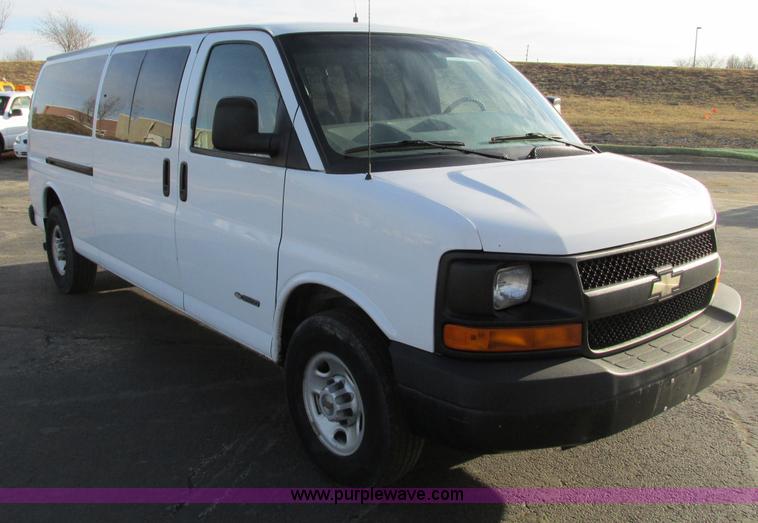 image for item F4171 2004 Chevrolet Express 3500 van