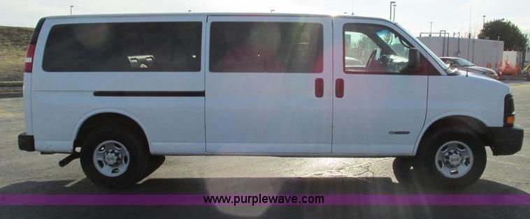 image for item F4171 2004 Chevrolet Express 3500 van