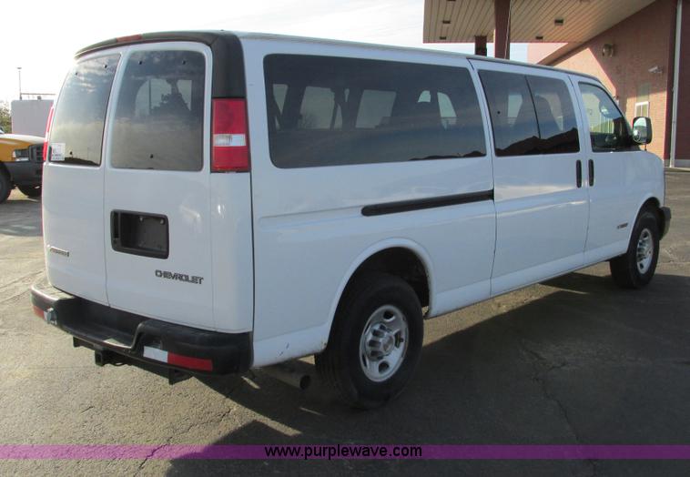 image for item F4171 2004 Chevrolet Express 3500 van