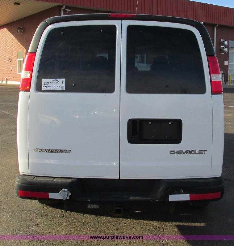 image for item F4171 2004 Chevrolet Express 3500 van