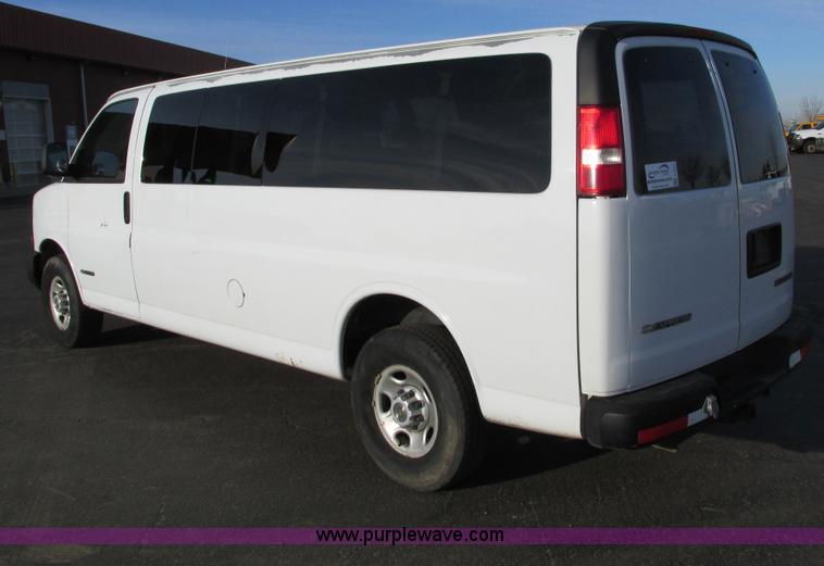 image for item F4171 2004 Chevrolet Express 3500 van