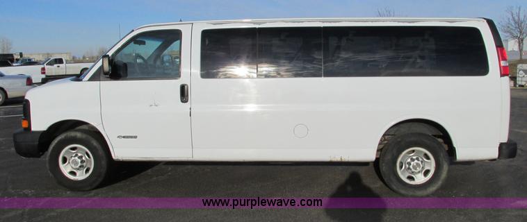 image for item F4171 2004 Chevrolet Express 3500 van