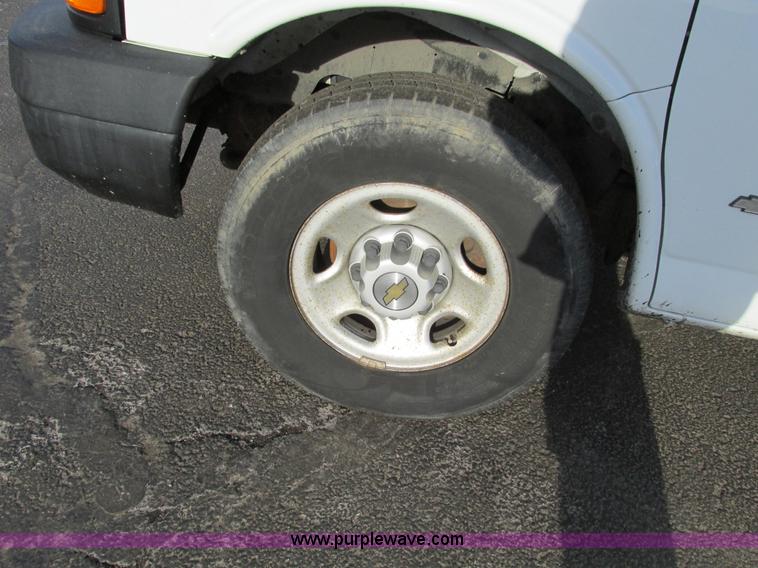 image for item F4171 2004 Chevrolet Express 3500 van