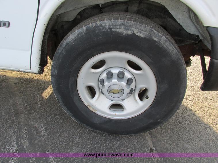 image for item F4171 2004 Chevrolet Express 3500 van